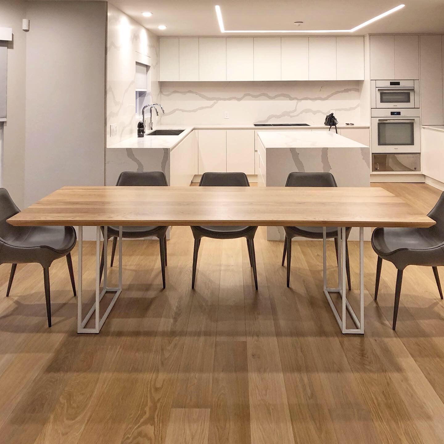 Bevel Edge White Oak Table & White U Frame Legs