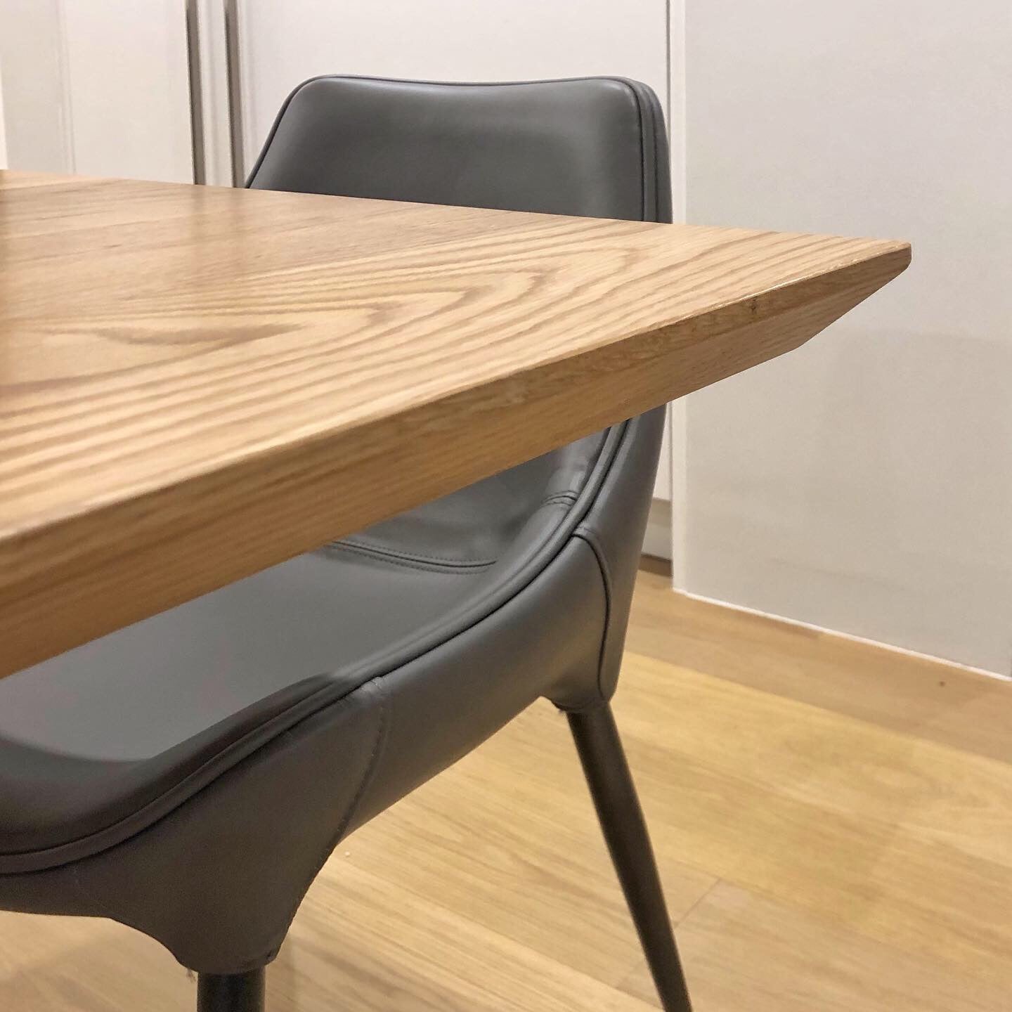 Bevel Edge White Oak Table & White U Frame Legs